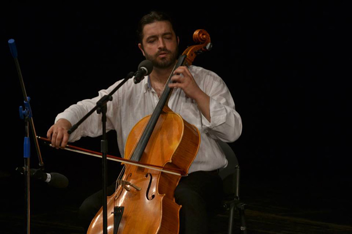 Violoncelistul Adrian Naidin s-a speriat de mascati si a cazut de la etaj