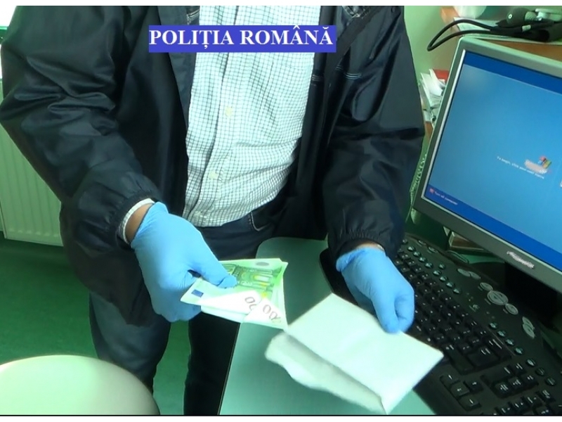 Doctor retinut pentru luare de mita