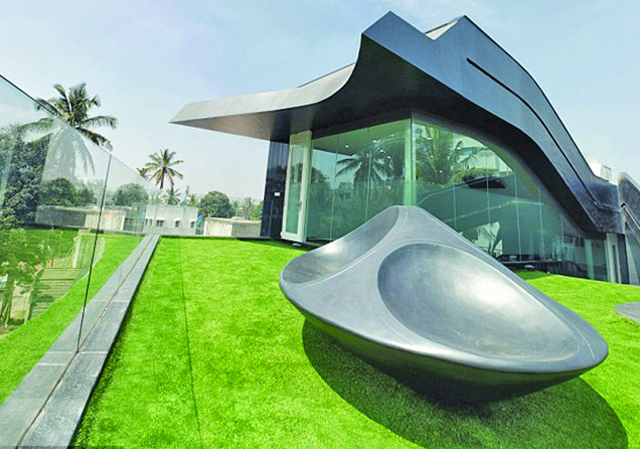 Casa fara linii drepte uimeste India