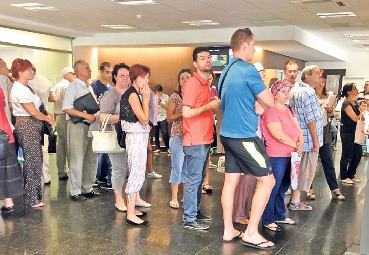 Romanii, aburiti de politicieni si jupuiti de tehnocrati