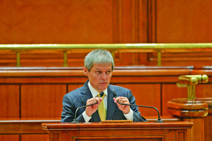 Ciolos a incercat sa-i duca pe parlamentari cu un discurs festivist