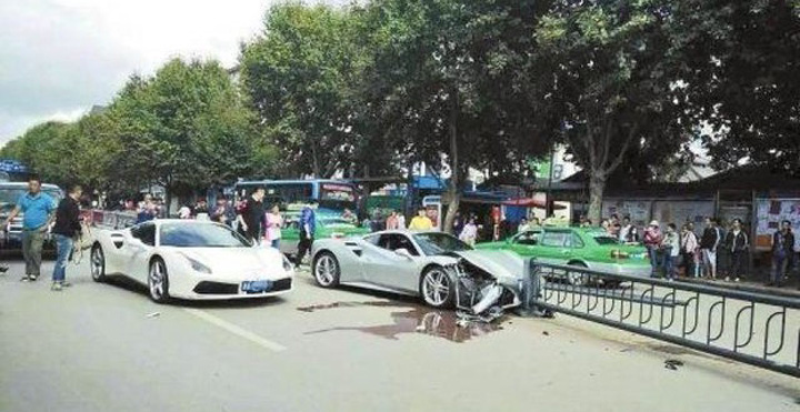 Si-au facut praf bolizii Ferrari in incercarea de a evita un catel