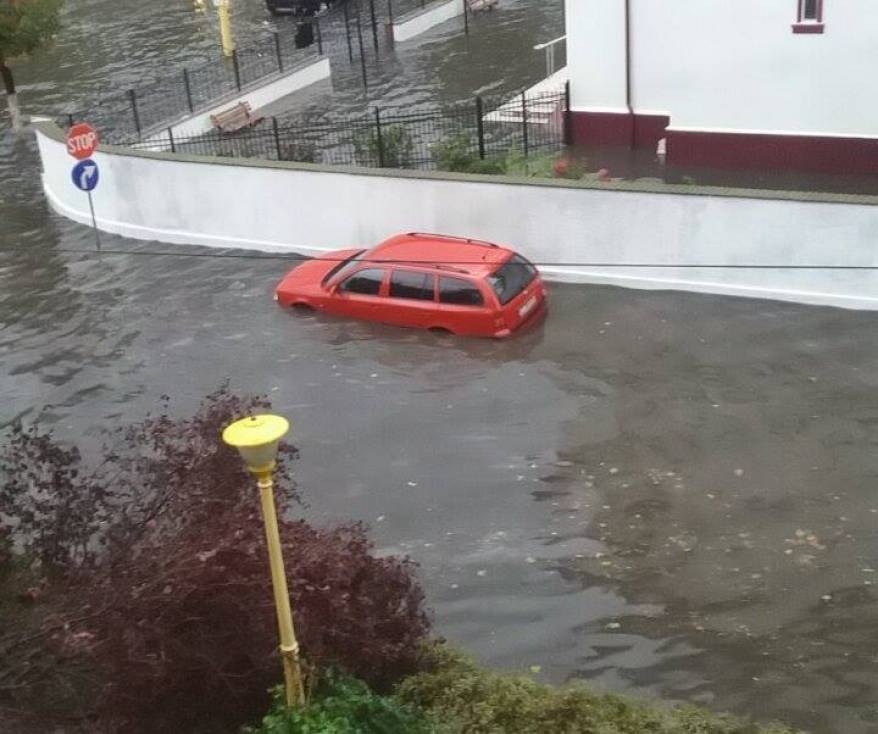 Ploaia a transformat Constanta intr-o mica Venetie: strazi inundate si masini blocate