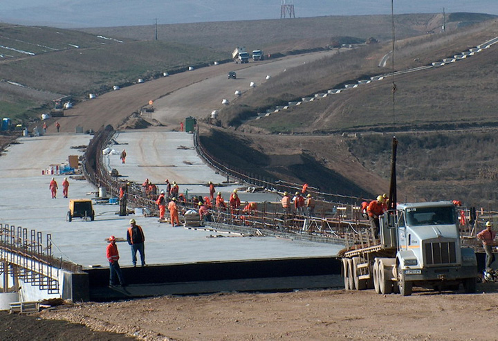 Constructorii de autostrazi platiti inainte, ca la curve!