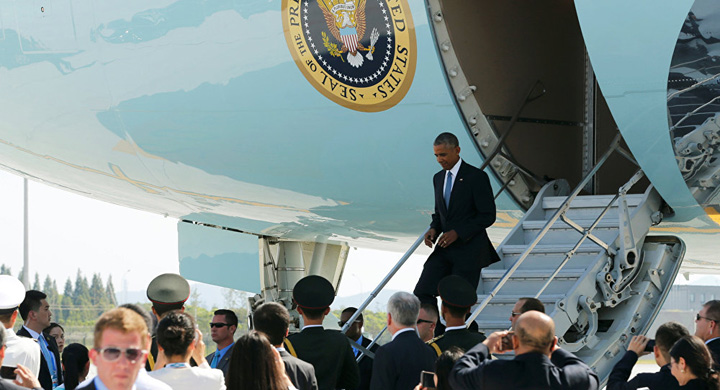 De ce a iesit Obama pe usa din dos a avionului