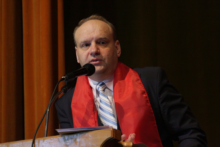 Candidatii la locale, obligati sa cante imnul national ca niste canari