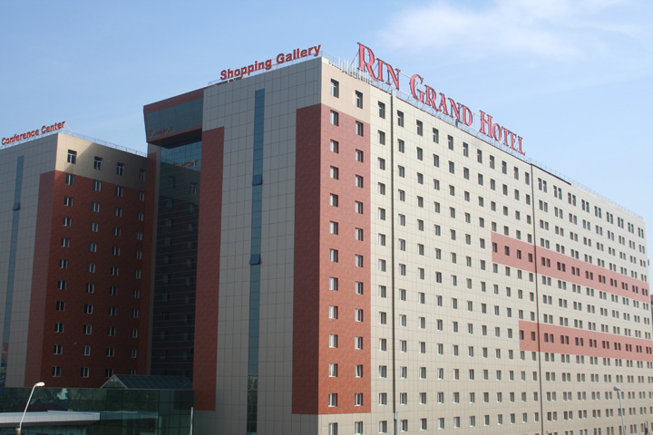 Hotelul primarului Robert Negoita a fost luat cu asalt de mascati