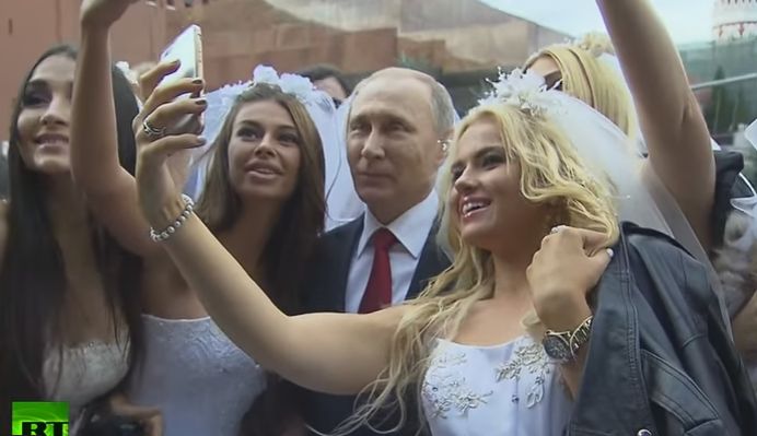 Presedintele rus, selfie-uri pe banda rulanta. Cu mirese!