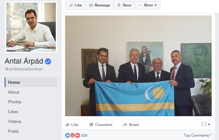 Ambasadorul american la Bucuresti, pozat cu steagul secuiesc