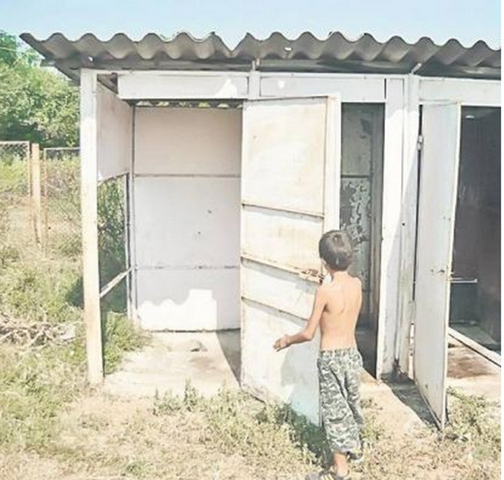 Hai la scoala cu WC in curte!