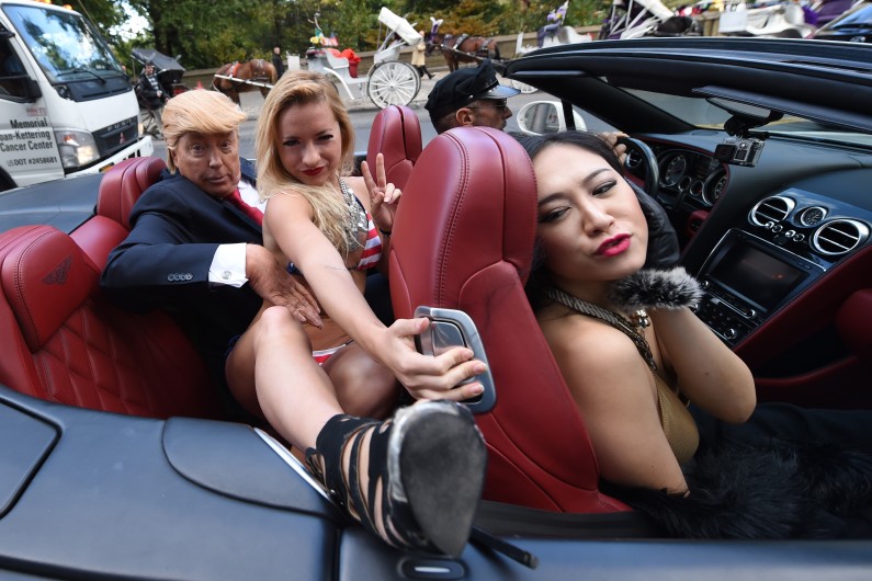 Falsul Trump, mai popular decat originalul