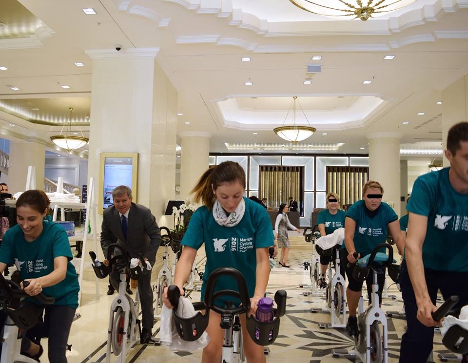Ciolos, surprins pedaland de zor, in costum si cu cravata