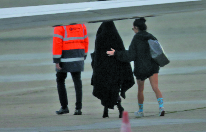 EXCLUSIVE ALL ROUNDER ***NO WEB***MINIMUM FEE £1,000 APPLIES*** Kim Kardashian is seen being hurried on to a private jet at Le Bourget airport i Paris after being robbed at gunpoint in the early hours of this morning. Kim was accompanied by her assi - Ziarul National