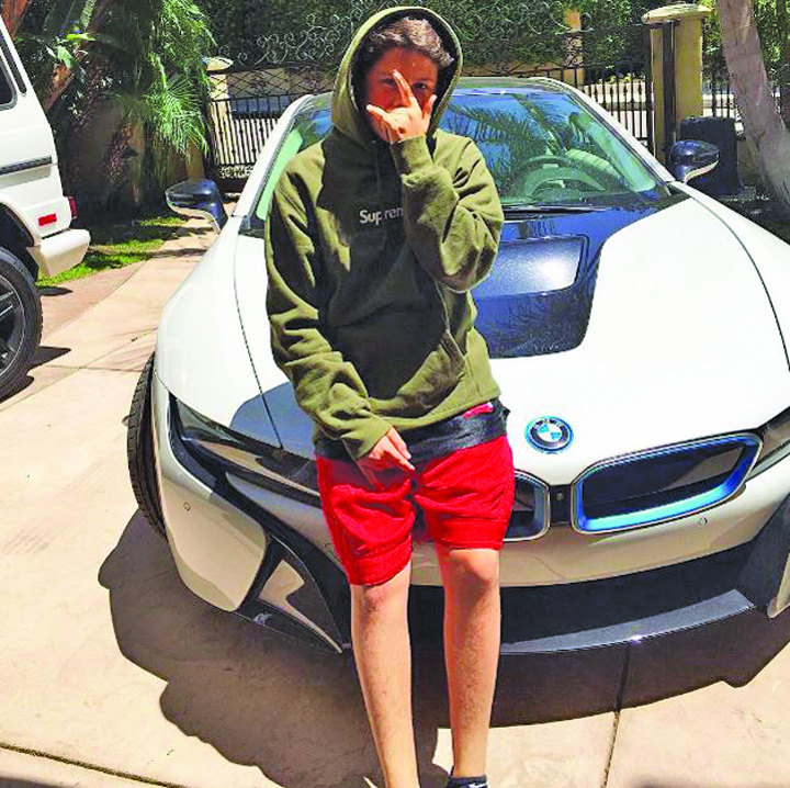 Micul print al pantofilor sport conduce un BMW i8 - Ziarul National