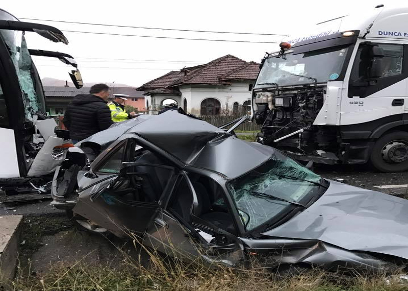 Oameni la spital si masini facute praf, in urma unei coliziuni de proportii, pe DN 7