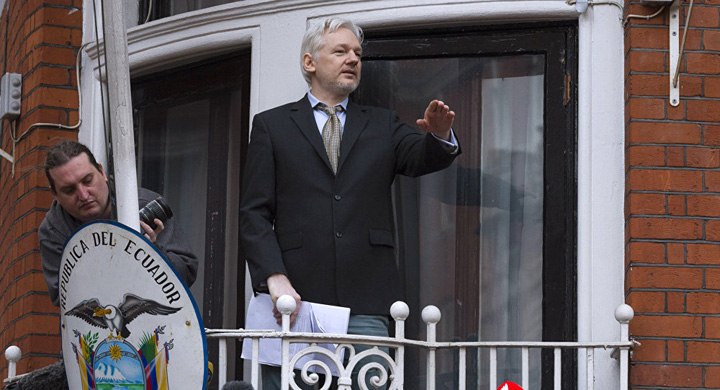 Julian Assange a ramas fara internet