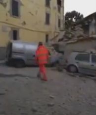 Roman mort in Italia, dupa seism. Barbatul, gasit intr-o masina
