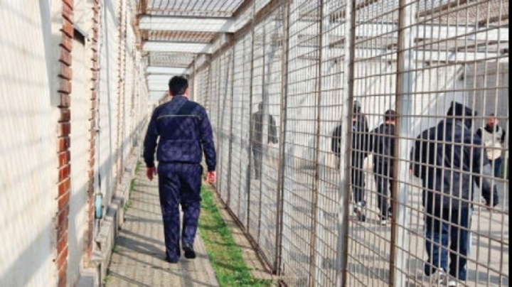 Ministerul Justitiei „sifoneaza” banii pentru gardieni!