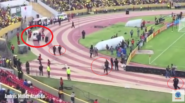 Scene greu de imaginat: politisti fugind dupa un fotbalist scos cu targa de pe teren (VIDEO)