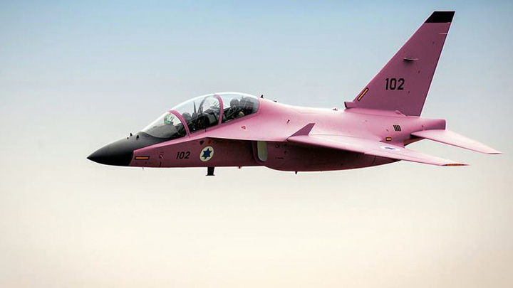 Armata israeliana zboara cu avioane roz