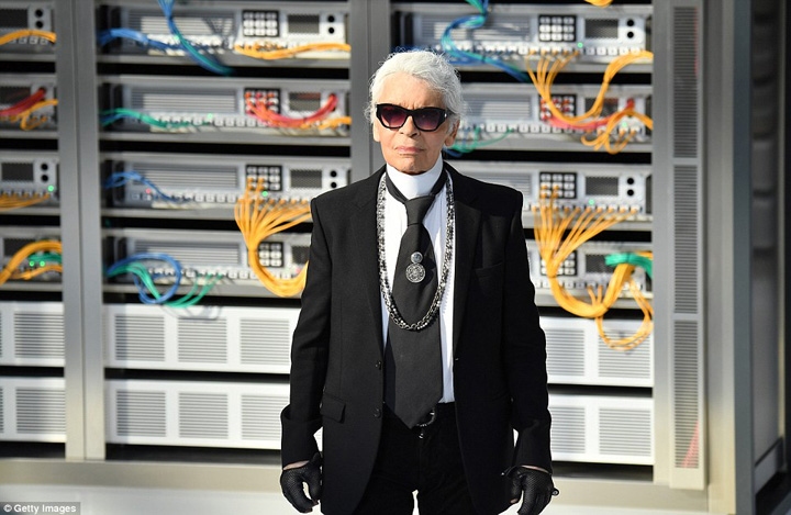 Karl  Lagerfeld isi trage lant hotelier