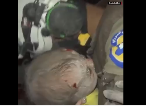Drama din Siria: Bebelus gasit printre ruine. Salvatorul nu se poate opri din plans! (VIDEO)