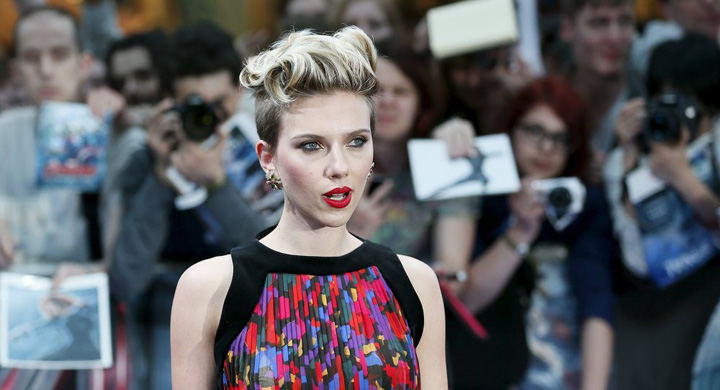Scarlett Johansson vinde popcorn in Paris