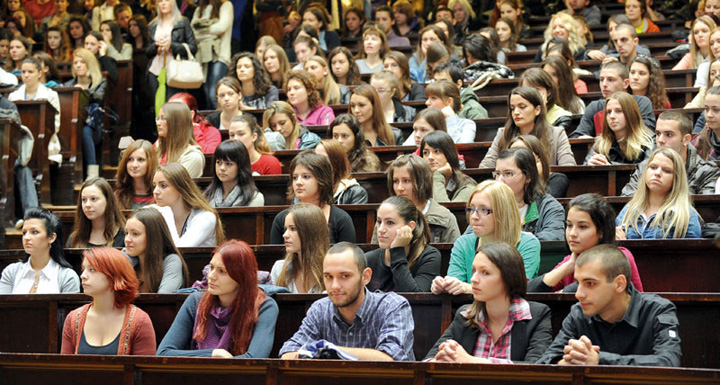 Numarul studentilor a scazut dramatic