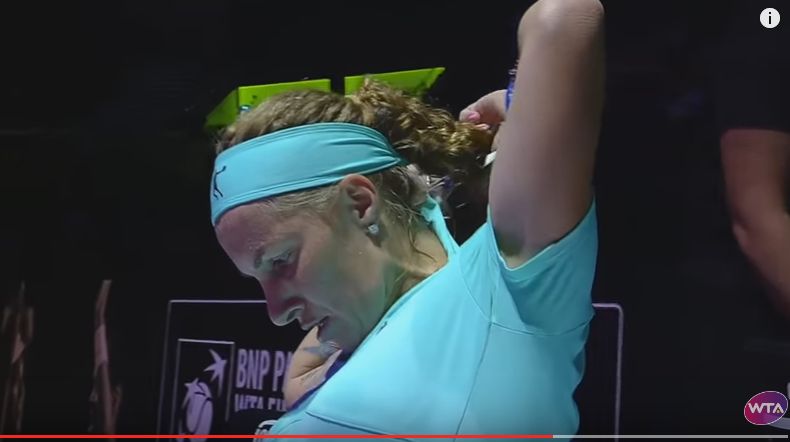 Kuznetova si-a taiat parul in timpul meciului, apoi a revenit in joc si a castigat! (VIDEO)