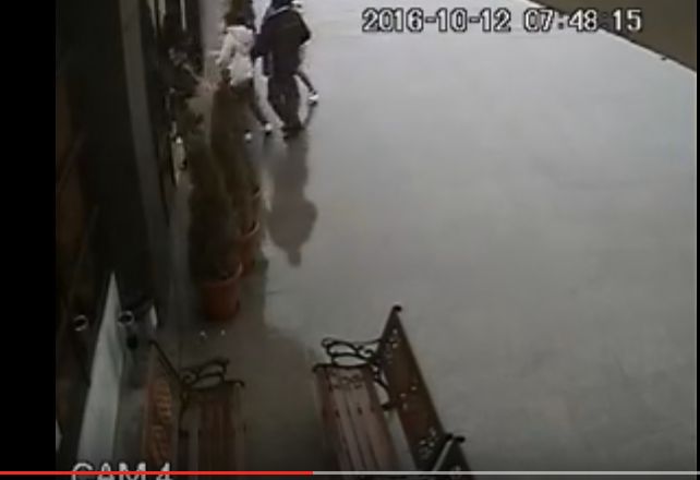 Noi imagini din Sibiu, cu mai multi oameni ferindu-se din calea ursului (VIDEO)