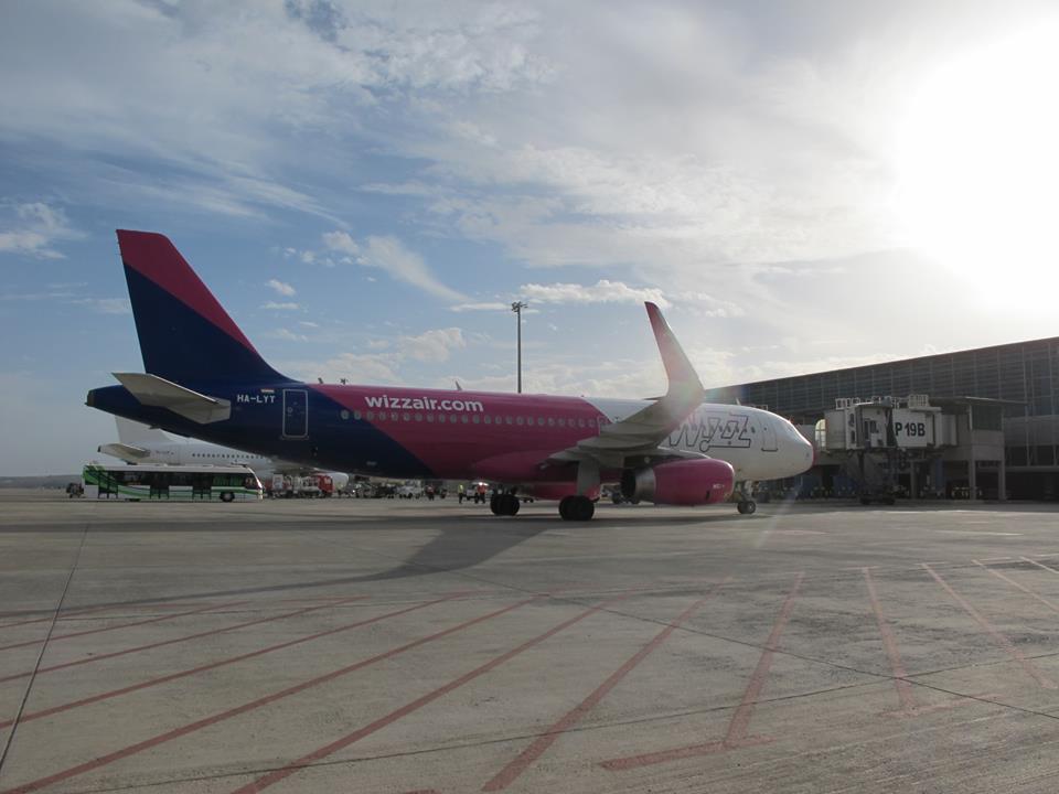 O cisterna a acrosat un avion, pe aeroportul din Cluj. Cursa amanata cateva ore