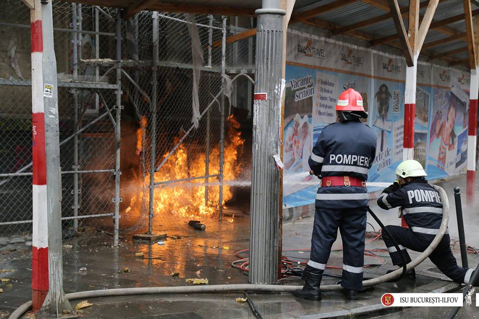 Flacari intr-un subsol de bloc, in centrul Capitalei: probleme cu o teava de gaze