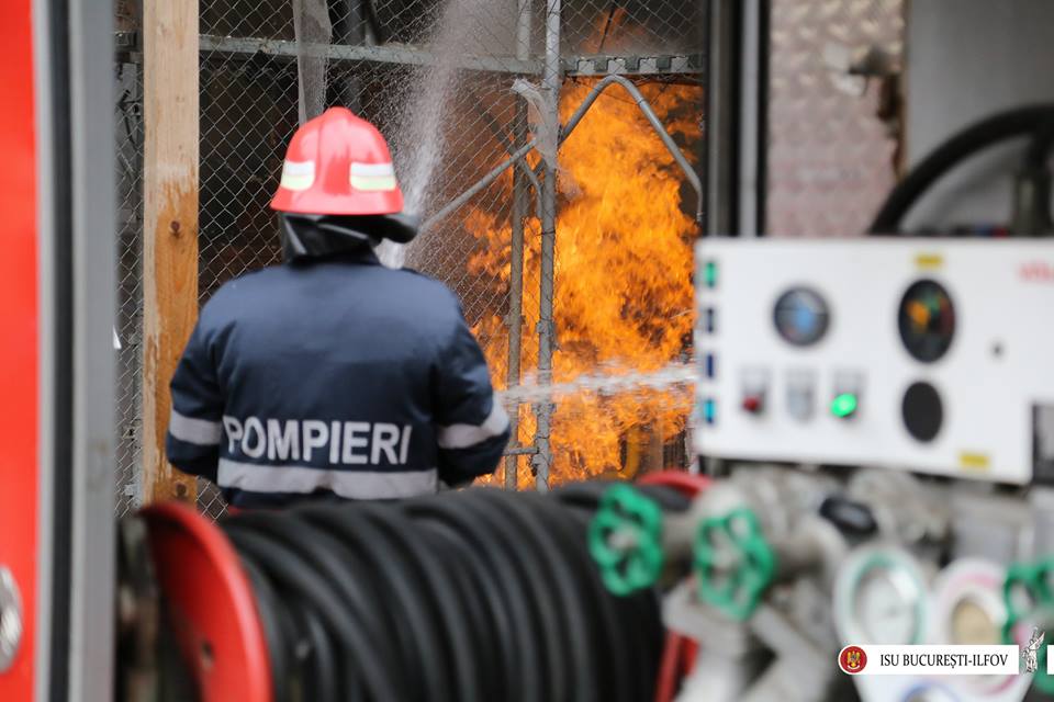 Incendiu si fum puternic la o hala din Capitala