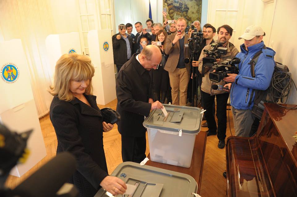 Basescu a votat la alegerile din Moldova avand o optiune clara: mentinerea drumului european