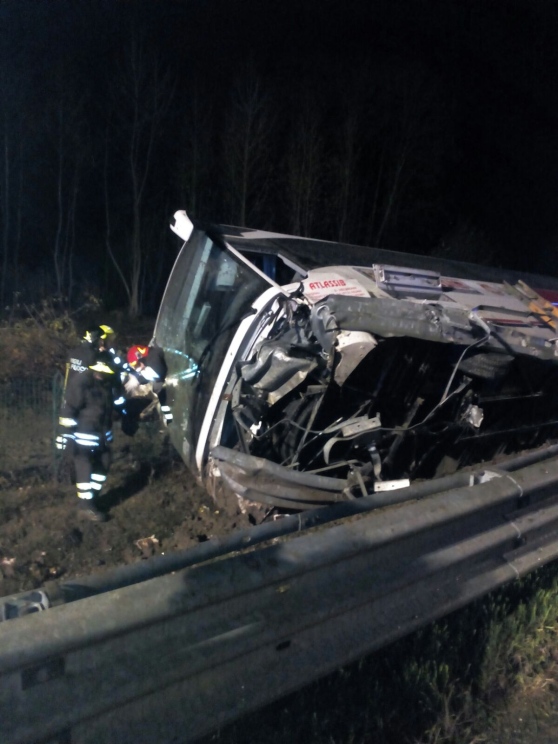 8 romani raniti intr-un accident in Italia. Autocarul cu care veneau in tara s-a rasturnat