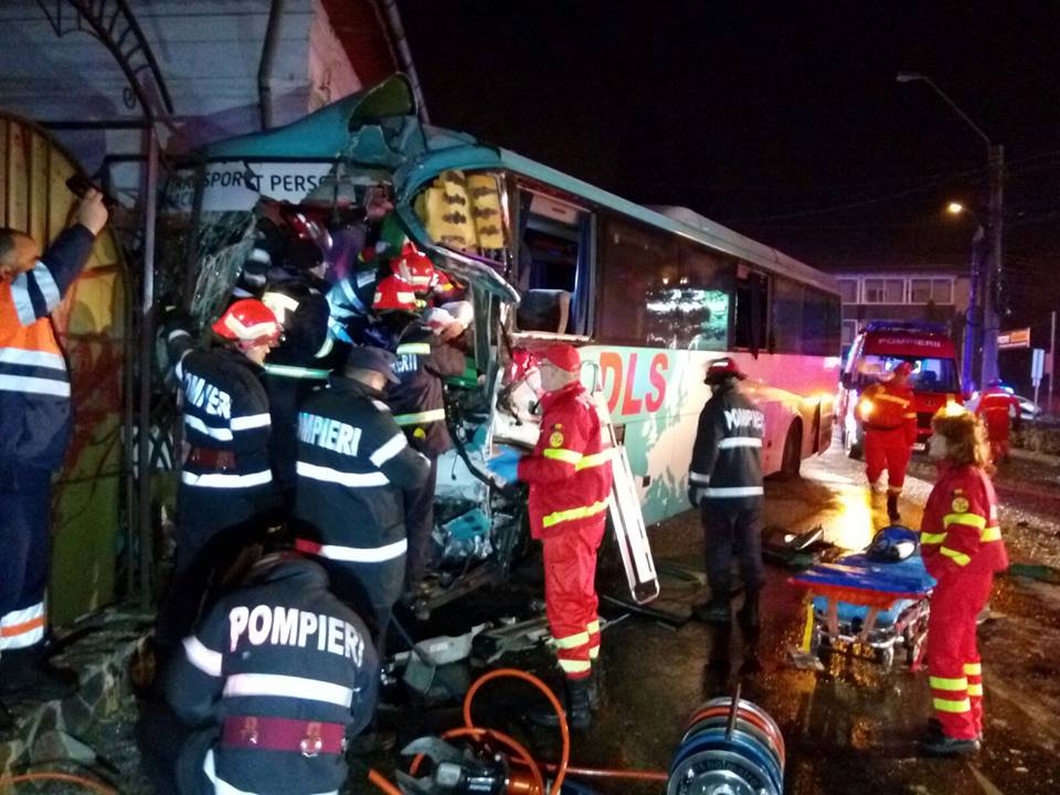 Accident cu 17 raniti – doua autobuze s-au ciocnit, la Pitesti