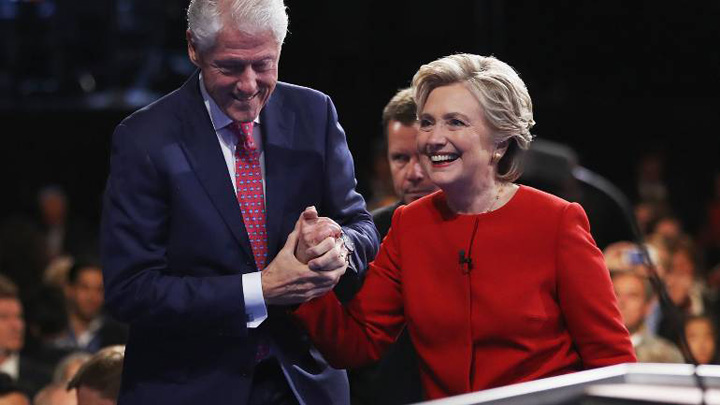 Hillary scapa de FBI si da de alta belea