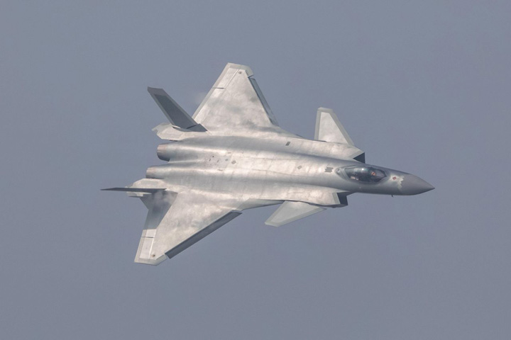 China si-a prezentat avionul invizibil. Da fiori