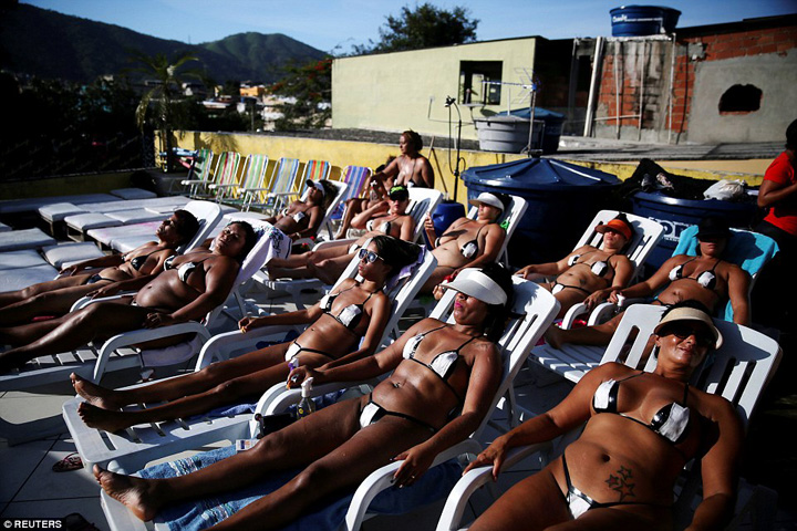 Secretul unui bronz perfect: costumul de baie din scoci opac
