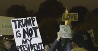 Mii de oameni in strada, dupa victoria lui Trump: „Nu e presedintele meu!” (VIDEO)