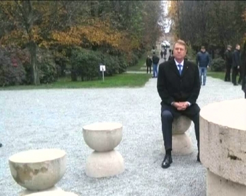 Iohannis explica de ce a stat la Masa Tacerii