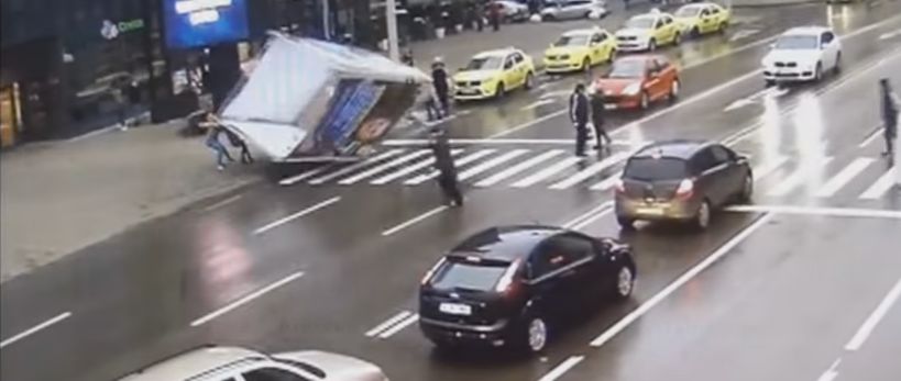 A murit barbatul lovit de panoul stradal smuls de vant