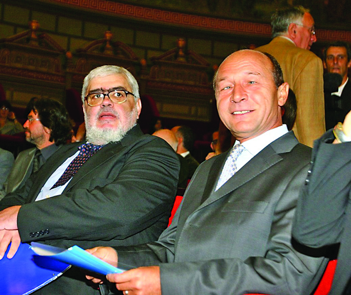 ”Intelectualii lui Basescu” sar la gatul fostului protector