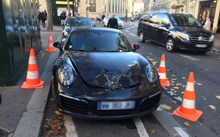 A parcat suspect un Porsche iar politia l-a detonat