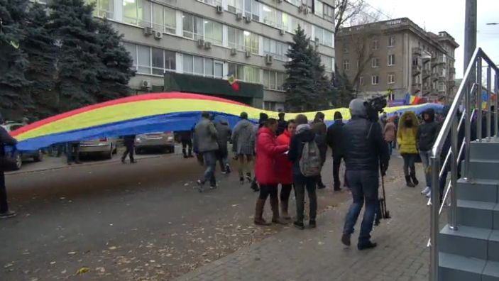 Sute de tineri in strada, la Chisinau. Se scandeaza „demisia” si „jos mafia”!