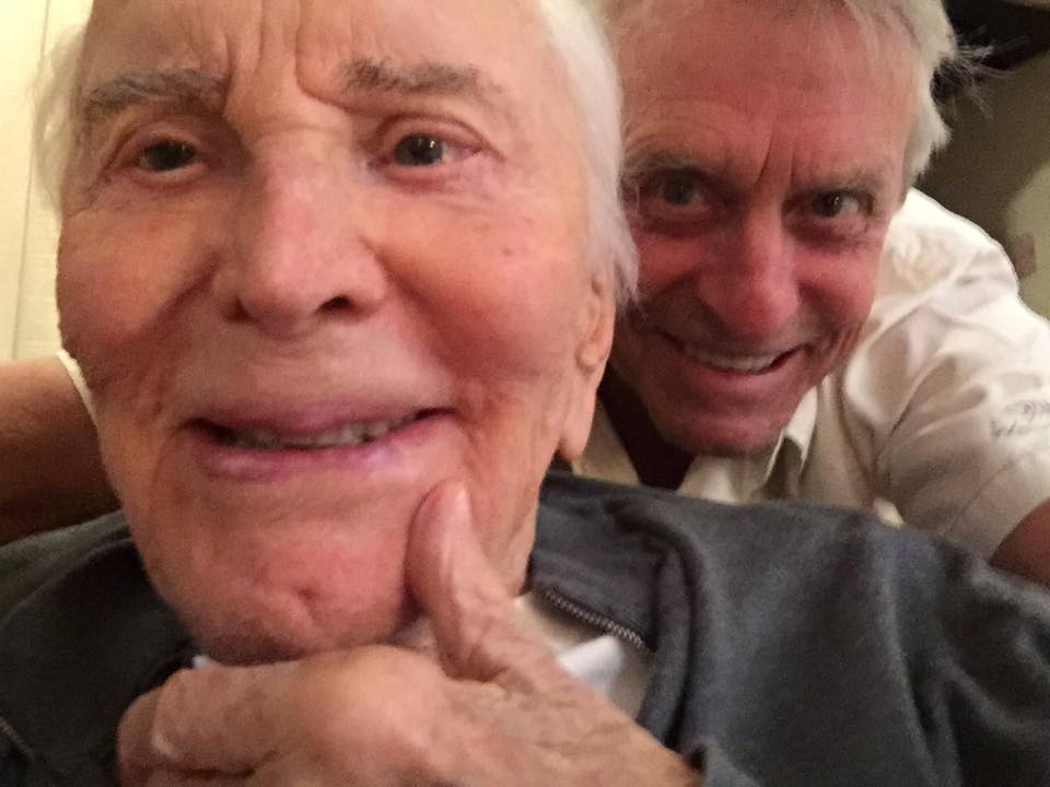 Kirk Douglas a implinit 100 de ani (VIDEO)
