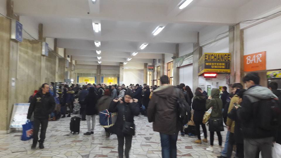 Gratuitatea a umplut Gara de Nord de elevi si studenti: cozi in fata caselor de bilete