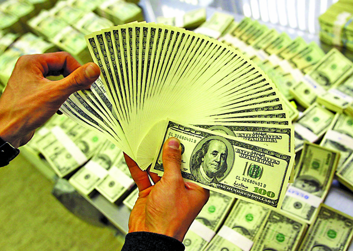Nou record pentru dolar: 4,3502 lei!