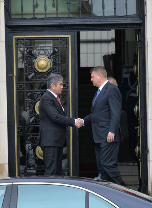 Klaus a predat Palatul Cotroceni lui Gabi Oprea!
