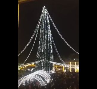 S-au aprins luminitele celui mai inalt brad din Romania (VIDEO)